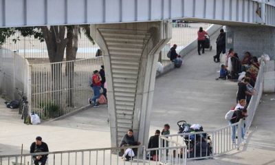 En Tijuana migrantes duermen en puente esperando ingresar a Estados Unidos