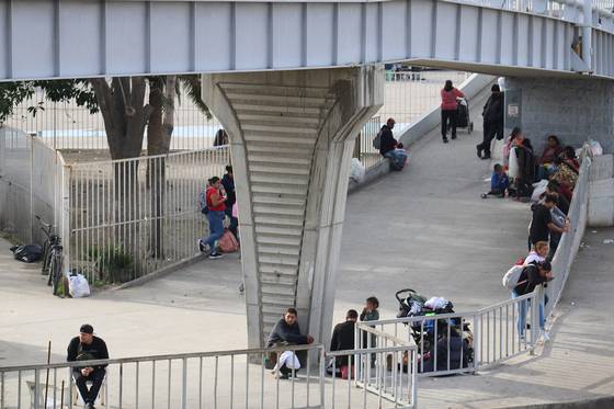 En Tijuana migrantes duermen en puente esperando ingresar a Estados Unidos