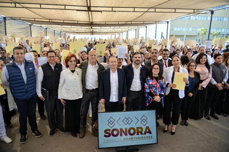 El gobierno de Sonora entrega mil plazas de trabajo a personal de salud e inaugura primera sala de hemodinamia