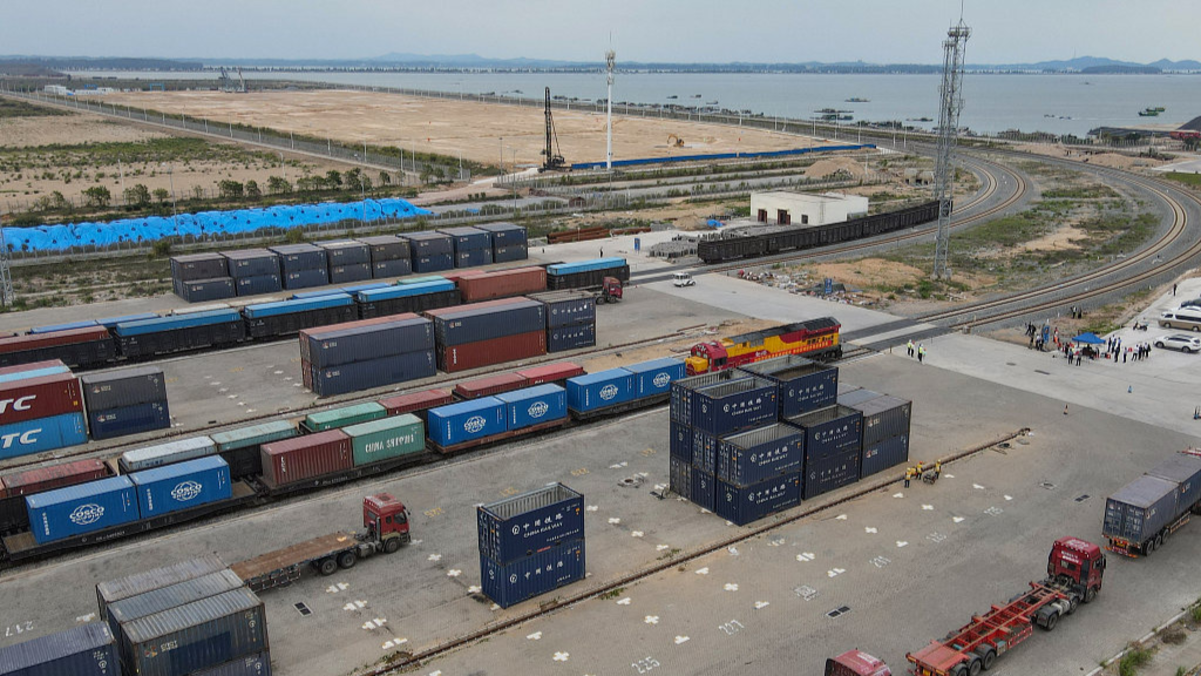 El Nuevo Corredor Internacional de Comercio Terrestre-Marítimo de China conecta a 490 puertos en 120 países y regiones