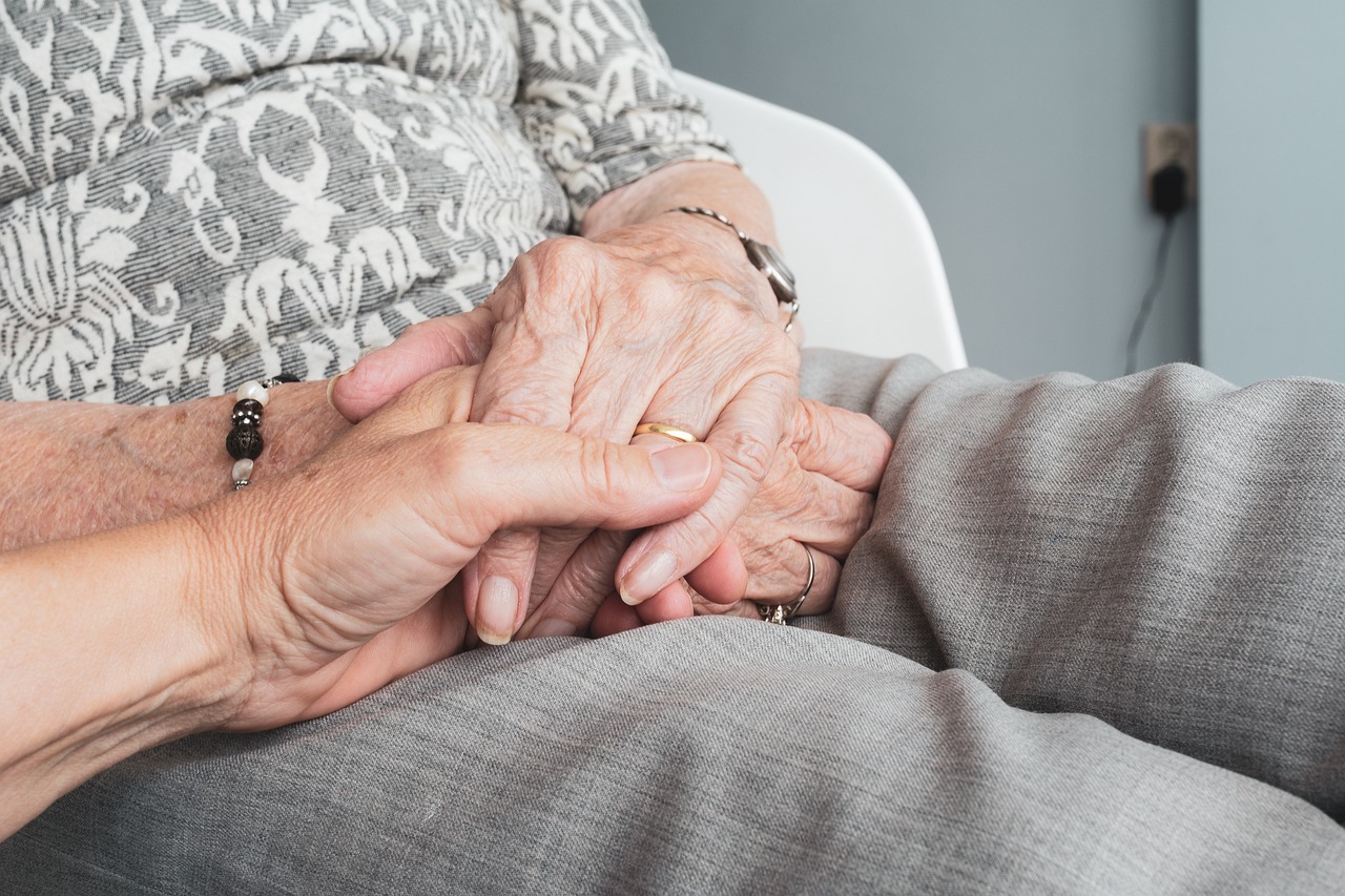 El PRI pide licencia con goce de sueldo para cuidadores de adultos mayores