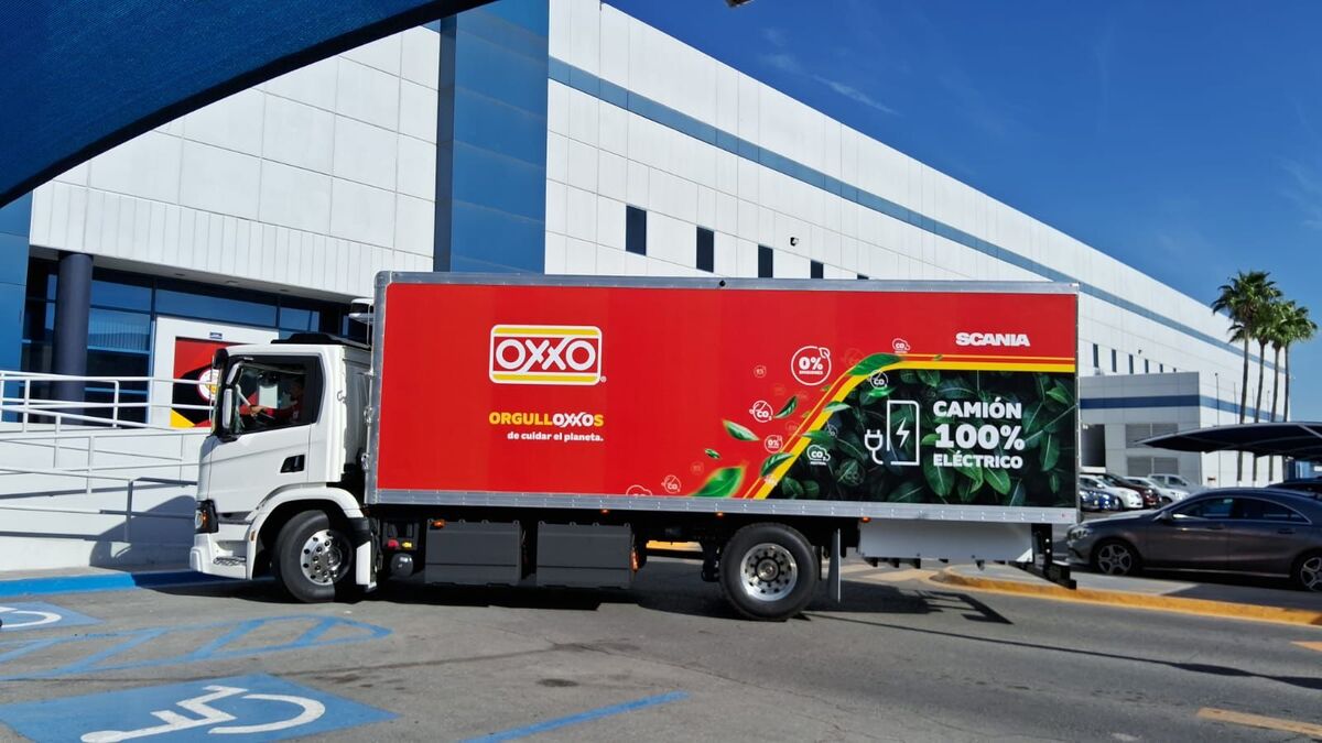 Oxxo y Scania prueban camión eléctrico para suministro en Nuevo León
