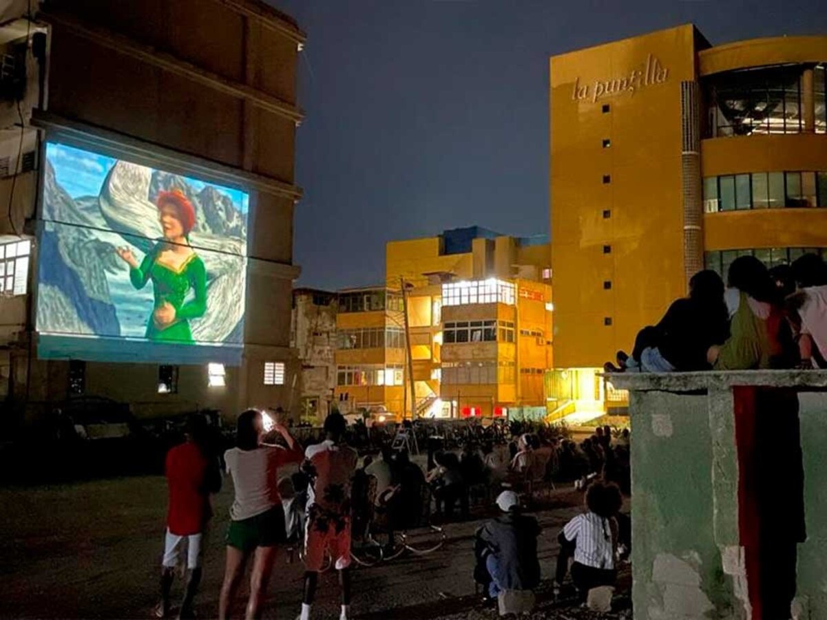Jóvenes cubanos impulsan exhibición de películas al aire libre