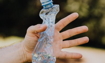 Nanopartículas de plástico saturan el agua embotellada
