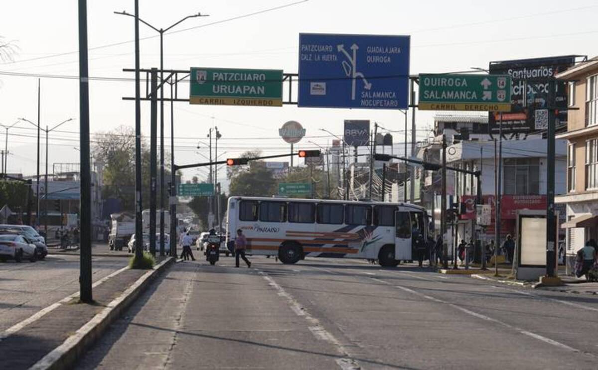 Las empresas de autobuses retenidos por normalistas en Michoacán presentan denuncias