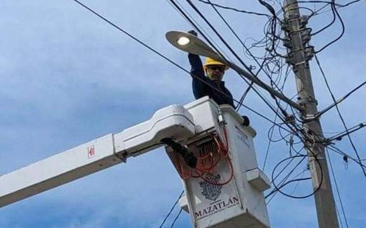Mazatlán comprará lámparas solares para evitar que se “cuelguen” del alumbrado público