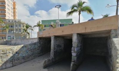 En Mazatlán, aguas negras se derraman sin control en la zona de playa de Olas Altas
