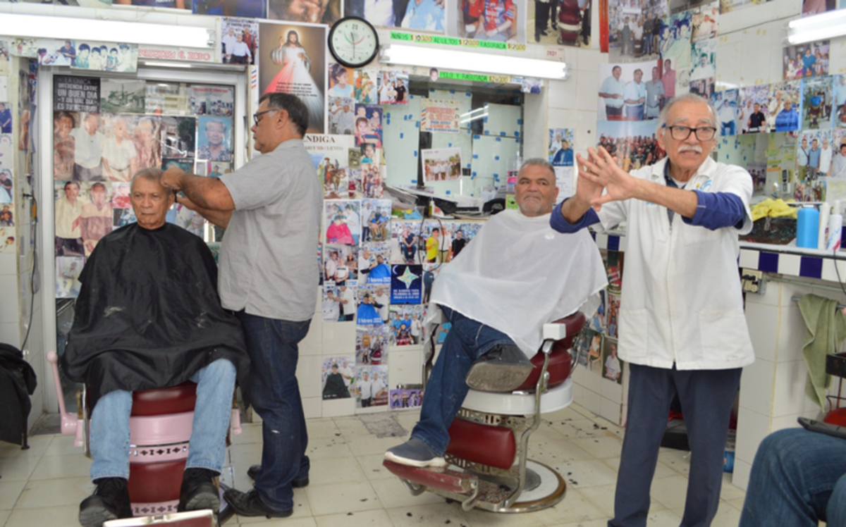 La peluquería “El Zurdo” es la más antigua de La Paz y sigue en operación