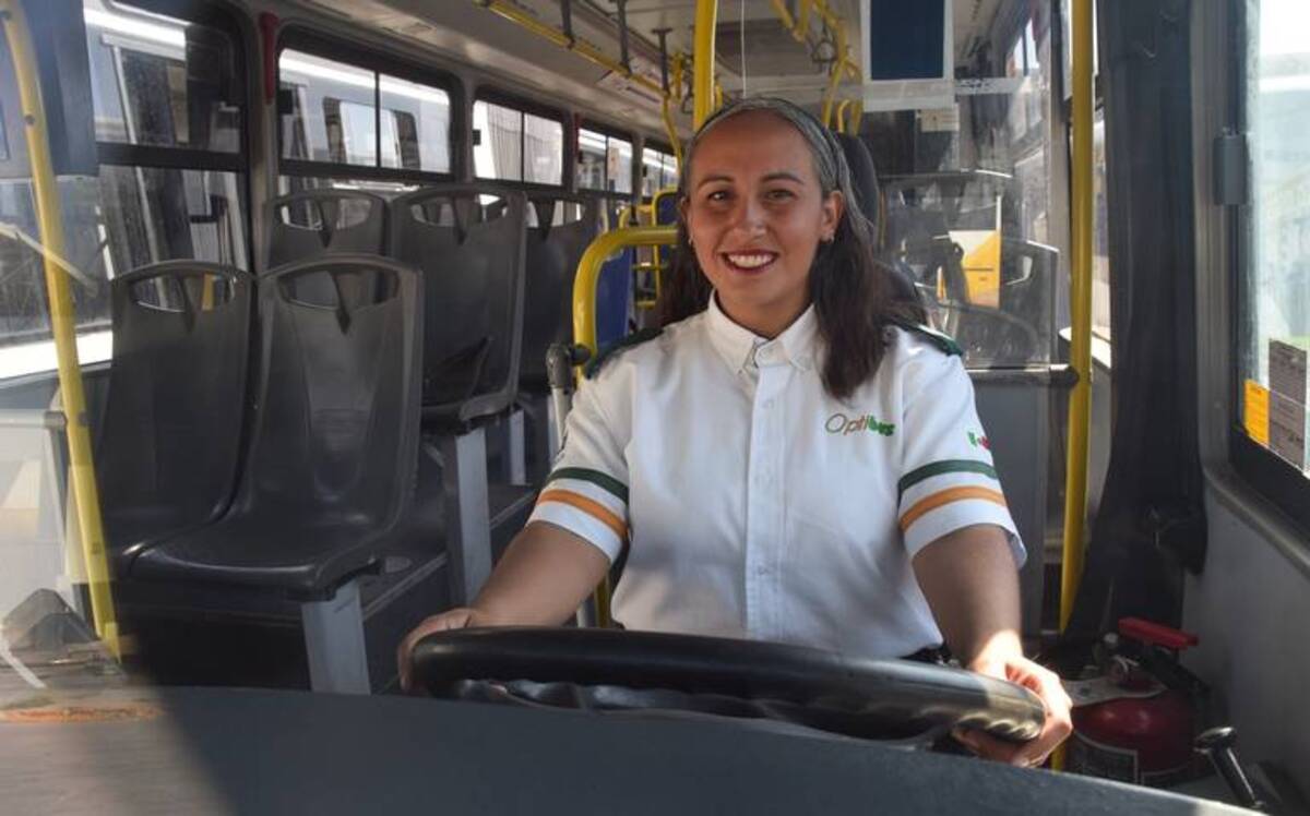 Rosa Eugenia Flores Villa encontró el empleo perfecto como conductora de transporte público en León