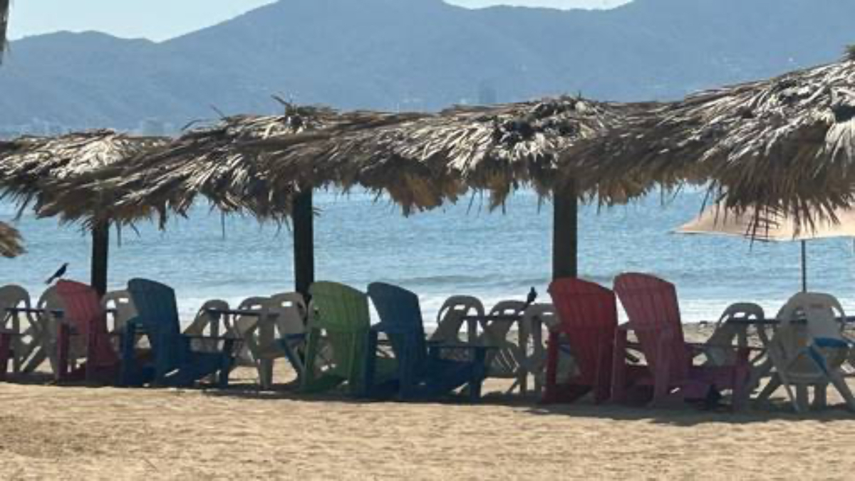 Con mobiliario viejo, madera y troncos recibirán a turistas en playas de Acapulco