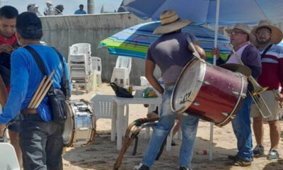 En medio de la polémica, músicos trabajan con normalidad en las playas de Mazatlán