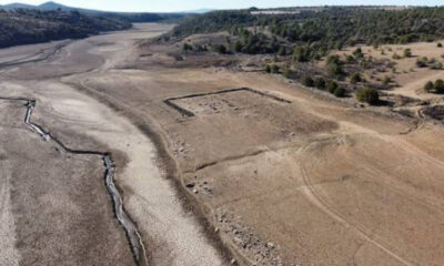 En Chihuahua sequía deja a la vista antiguo panteón en la Presa Abraham González