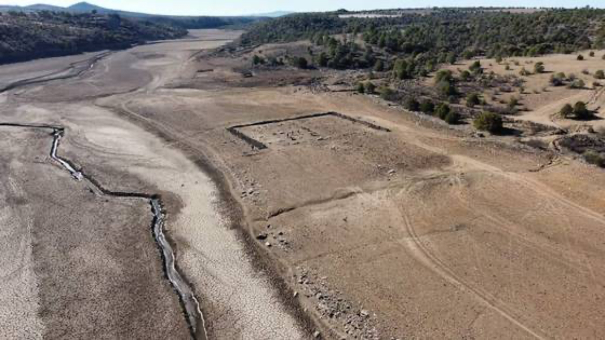 En Chihuahua sequía deja a la vista antiguo panteón en la Presa Abraham González