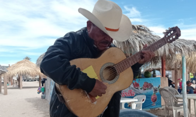 Rigo Tomar: El hombre que te acompaña en playas de Sonora con su voz e historias