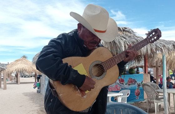 Rigo Tomar: El hombre que te acompaña en playas de Sonora con su voz e historias
